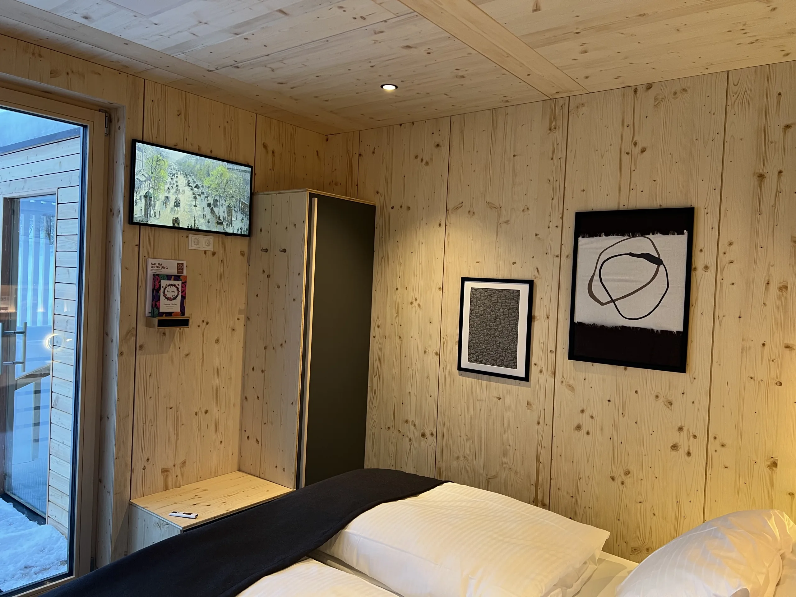 Bett richtung Sauna und TV